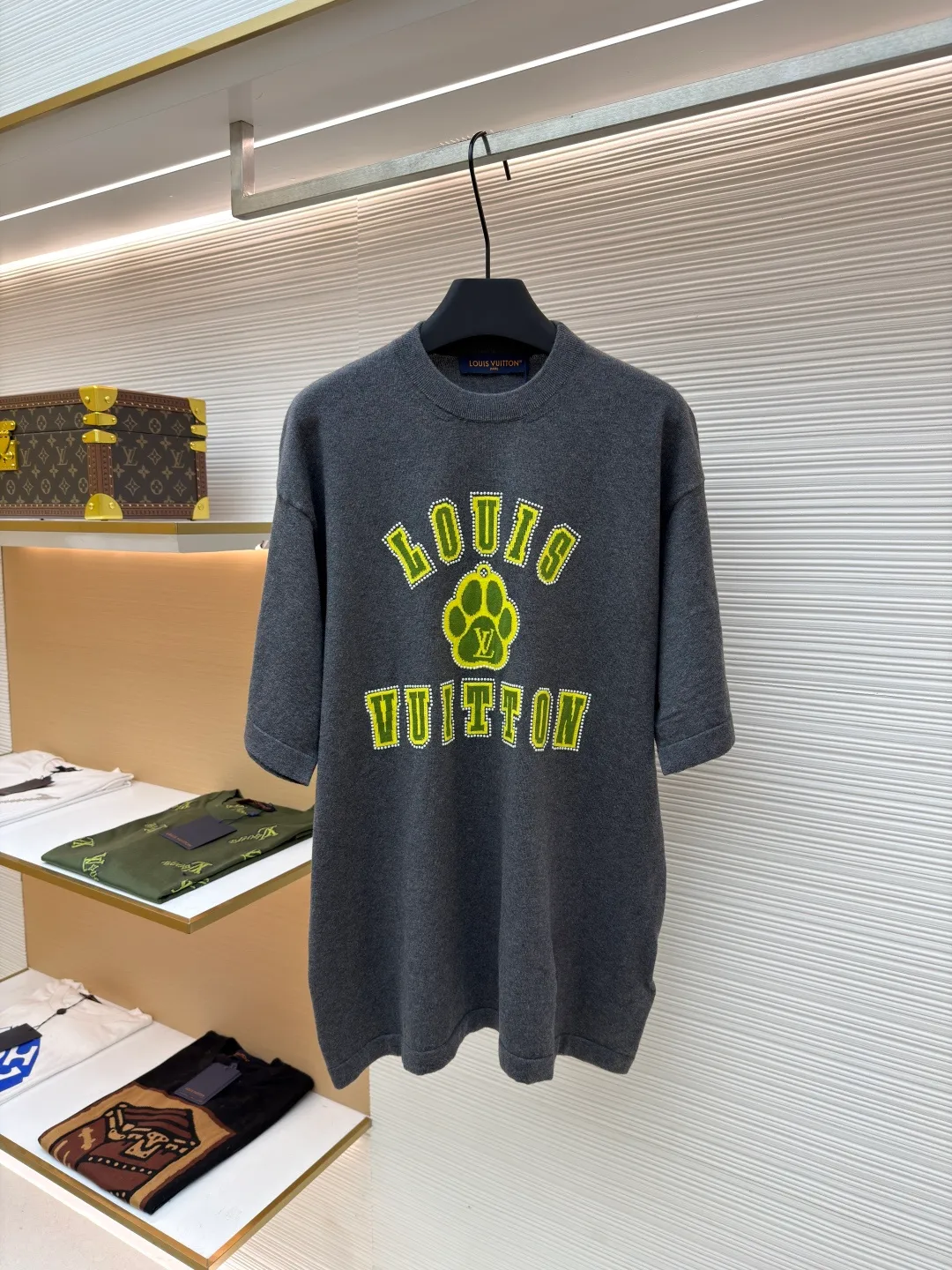 LOUIS VUITTON Cute dog paw print woolen short sleeves ●Original version: Purchased and developed for 10800 ●Item number: 1680942-B05 ●Fabric: combed cotton fabric ●Technology: woolen fabric ●Version: fitted version ●Weight: about 310 grams ●Size: XS-S-M-L ●Description: Made of combed cotton yarn knitted cotton fabric, special high-gram weight pure cotton yarn, it feels heavy when weighed, and the upper body is more textured than ordinary T-shirts. The overall routing is straight and delicate. The fabric is comfortable and soft. The color is consistent and no color difference. It can be matched with the same style to create a fashionable look and control various occasions. Customized accessories, complete with three standards, same style for men and women!